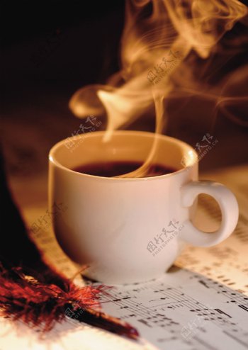 乐谱上一杯热咖啡图片