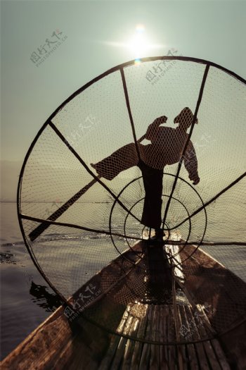 捕鱼的男人图片