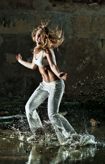 水中跳舞的美女图片