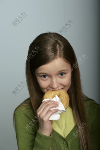 吃面包的女孩图片
