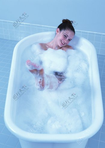 正在沐浴的女人图片