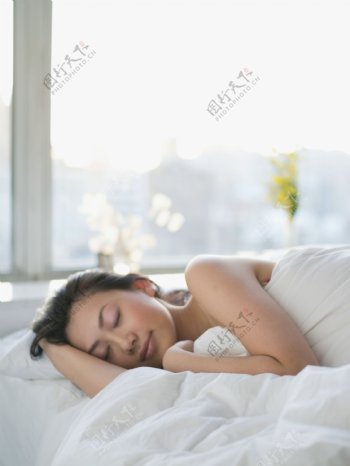 躺在床上睡觉的女人图片
