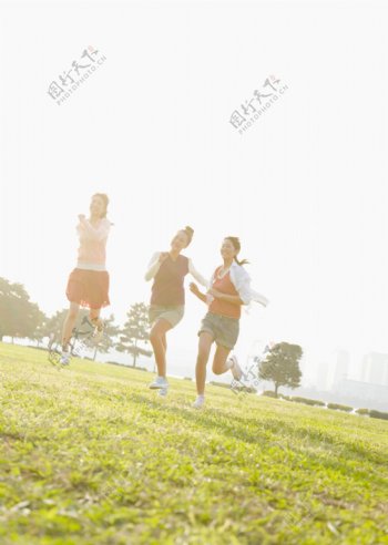 草坪上奔跑的女孩图片图片