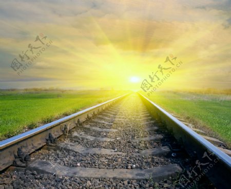 清晨阳光照射的铁路图片