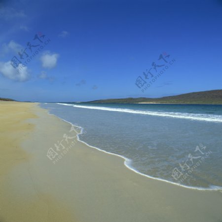 蓝天下海边沙滩图片