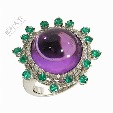 紫色钻石戒指特写图片