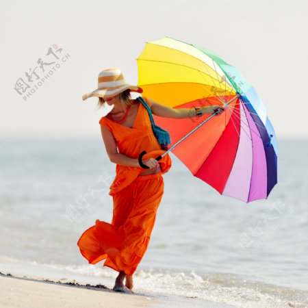 撑着太阳伞的女人图片