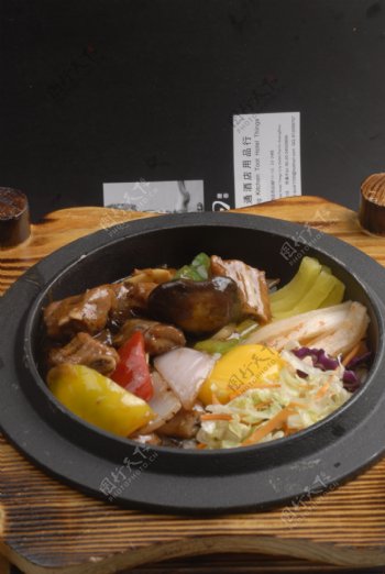 泡菜排骨石锅饭图片