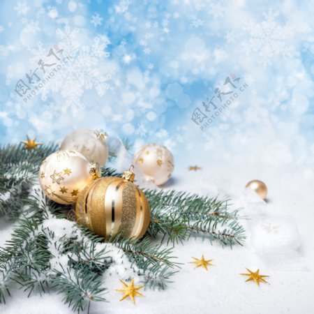 雪花背景与圣诞球树枝图片