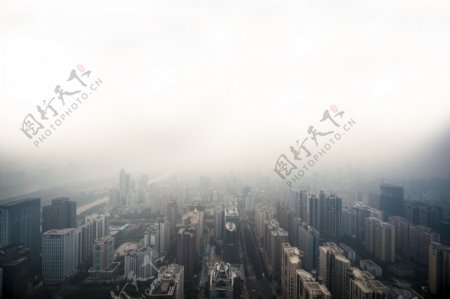 大雾笼罩的城市图片