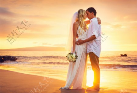 黄昏沙滩的新婚夫妻图片