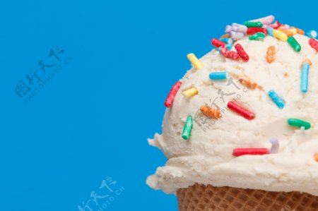 冰淇淋上面的彩色糖图片