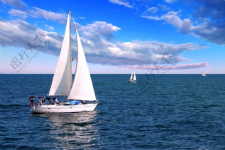 蓝天下海上帆船风景图片