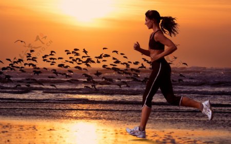 沙滩奔跑的女人图片