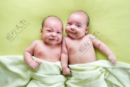 两个双胞胎婴儿图片