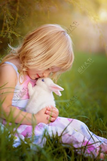 草地上的小女孩和小兔子图片