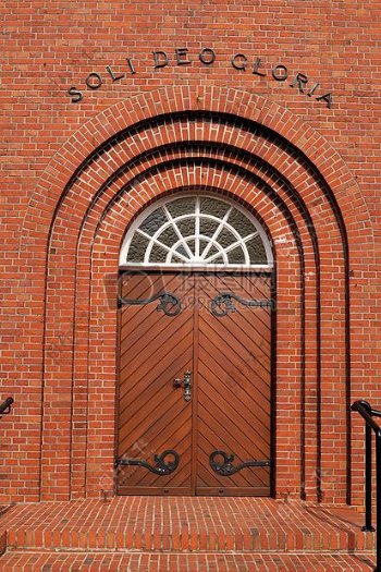 教堂里的棕色门