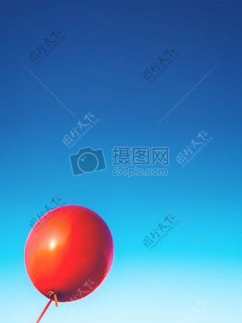 蓝天下的红色气球