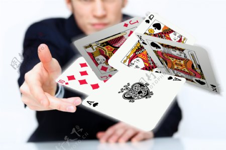 扔扑克牌的外国男人图片