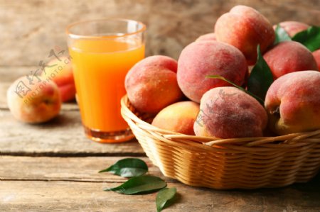 果汁与桃子图片