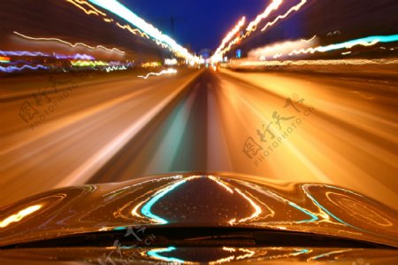 公路上飞速行驶的轿车图片