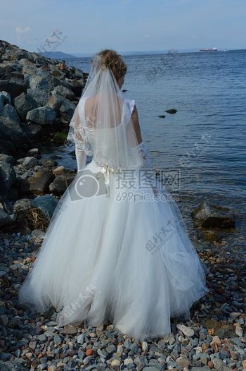 海边的新娘子和岩石