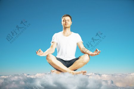 空中云彩瑜伽图片