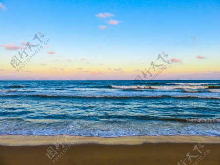 蓝色大海沙滩高清图