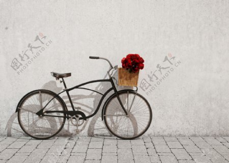 放着鲜花的卡通自行车图片