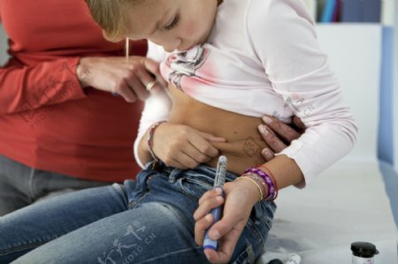 注射胰岛素的儿童图片