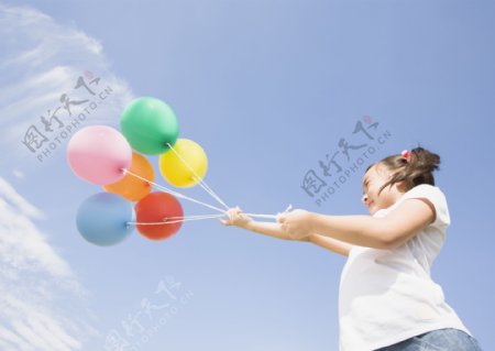 玩气球的小女孩图片