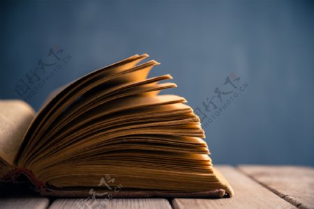 木板上翻开的书本图片