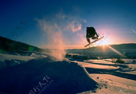 阳光下滑雪的男人图片
