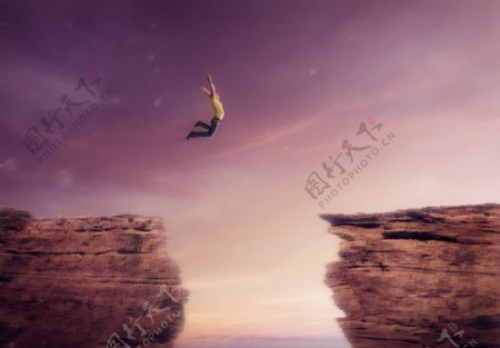 悬崖边跳跃的人物图片