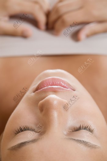 躺着做SPA的女人脸部特写高清大图图片