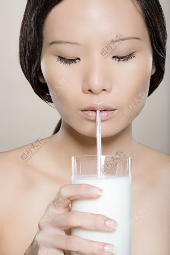 性感美女喝牛奶图片