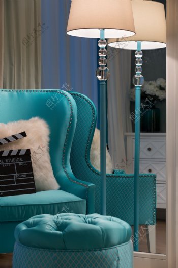 室内蓝色沙发台灯设计图