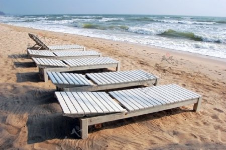 沙滩上的休闲椅