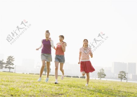 草地上上奔跑的女孩图片图片