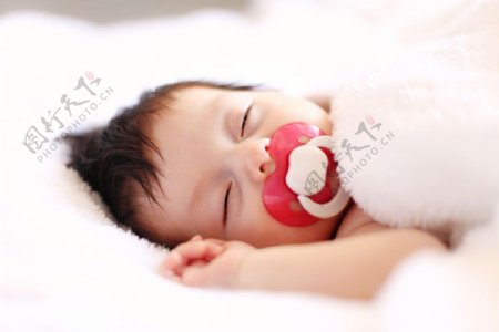 吃奶嘴睡觉的婴儿图片