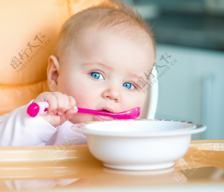 自己动手吃饭的宝宝图片
