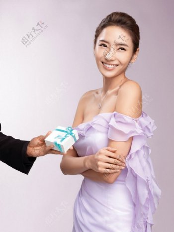 韩彩英珠宝广告图片