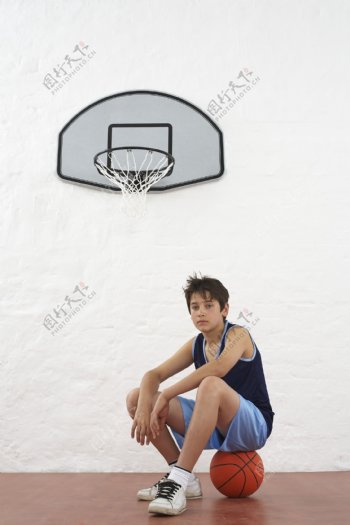 打篮球的外国儿童图片