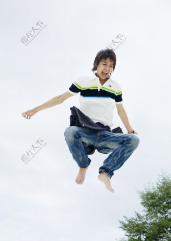 腾空跳跃的男生图片