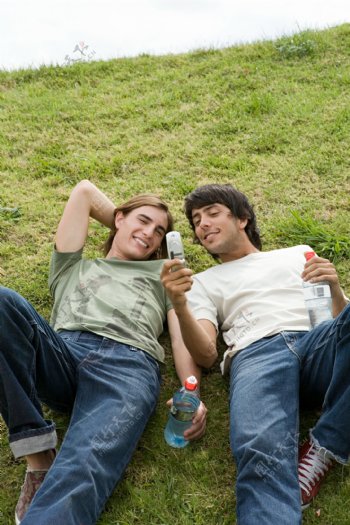 躺在草地上的青年男生图片