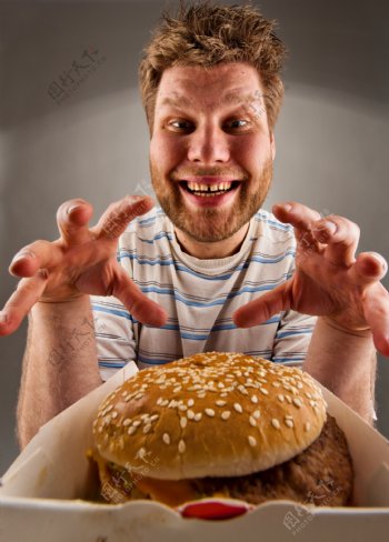 张牙舞爪的外国男人与汉堡图片