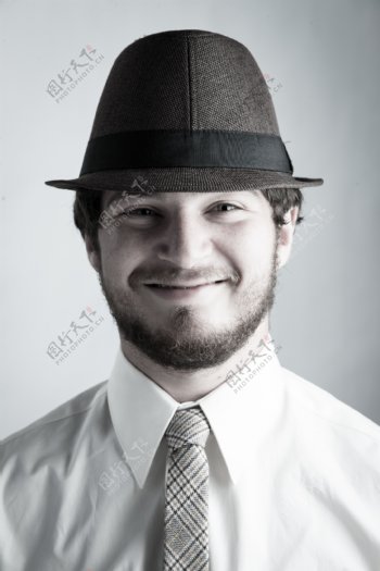 带着帽子微笑的男人图片