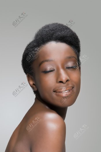 黑人模特妩媚造型图片