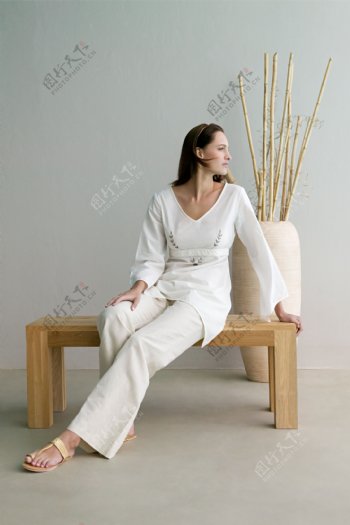 一个坐着的外国女人图片