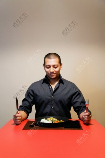 吃西餐的男人图片